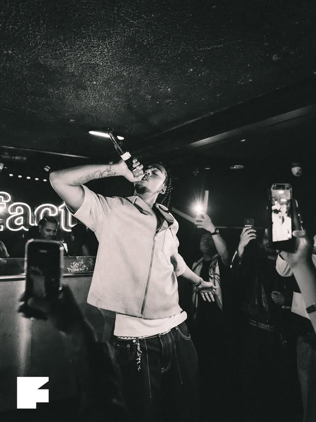 A live performance at the Sahxl and Mani Zuko night